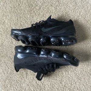 men’s 9.5 nike triple black vapormax